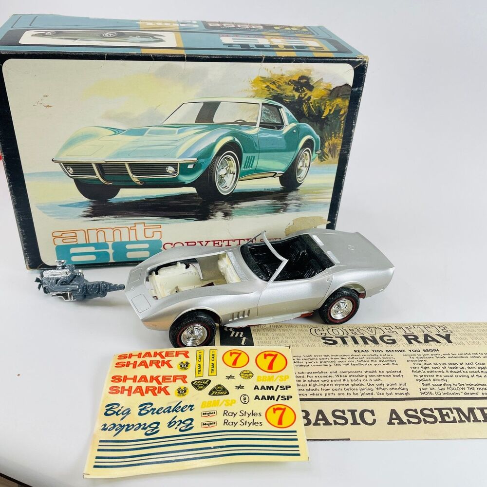 AMT '68 Corvette Sting Ray 1/25 Scale Plastic Model Car Customizing Kit 6928-200